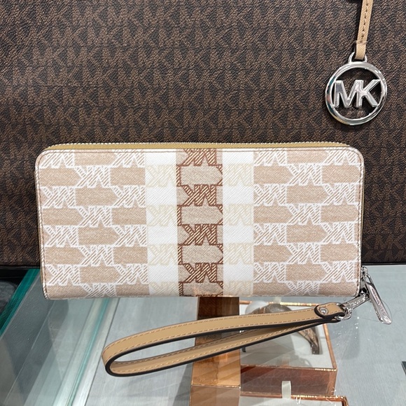 MICHAEL KORS Leather Continental Phone Holder Wristlet Wallet 
Camel 
NWT - Picture 7 of 16